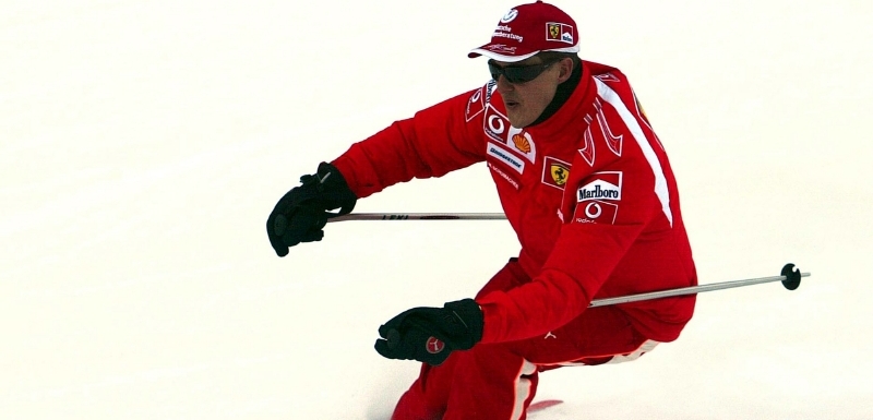 Při lyžování utrpěl Michael Schumacher v neděli vážné poranění hlavy a v Grenoblu bojuje o život.