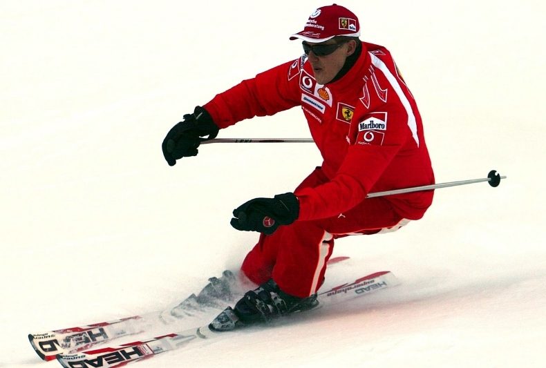 Při lyžování utrpěl Michael Schumacher v neděli vážné poranění hlavy a v Grenoblu bojuje o život.