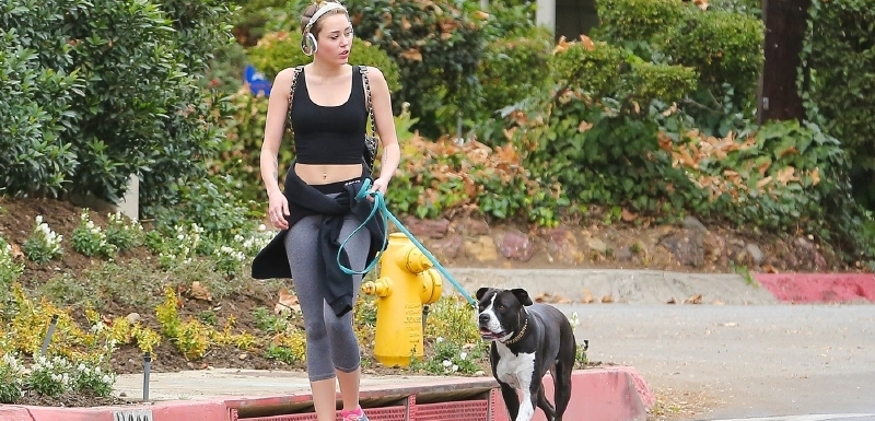 Miley vyrazila na procházku.