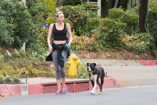 Miley vyrazila na procházku.