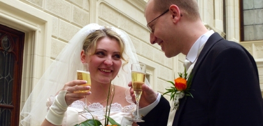 Bohuslav Sobotka se svojí ženou Olgou na svatebním snímku z roku 2003.