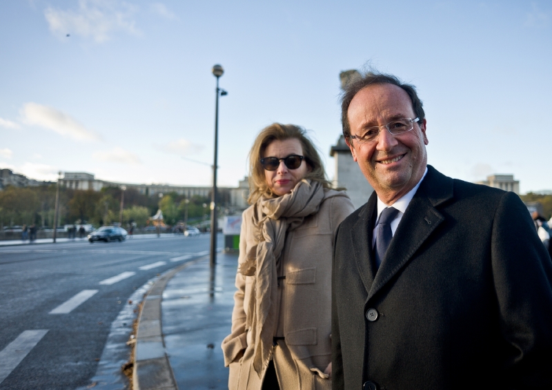 Hollande se ale vyhnul odpovědi na otázku, zda Trierweilerová, kterou otřásla zjevná prezidentova nevěra, stále zůstává první dámou Francie.