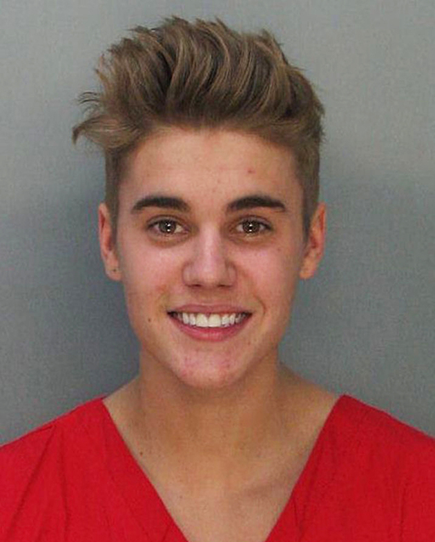 Policejní fotografie ze zatčení svědčí o tom, že byl Bieber pořádně pod vlvivem nebo je vážně cvok