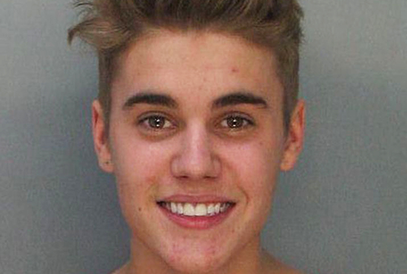 Policejní fotografie ze zatčení svědčí o tom, že byl Bieber pořádně pod vlvivem nebo je vážně cvok