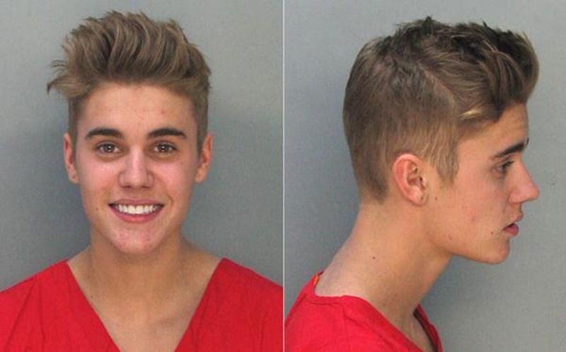 Tohle je teď nová podoba Justina Biebera - v oranžovém a na policejní stanici.