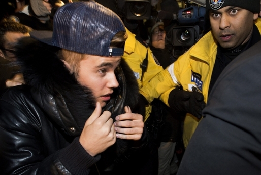 Zpěváka Justina Biebera odvádí policie.