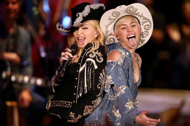 Nedávno řádila na pódiu Miley s Madonnou.