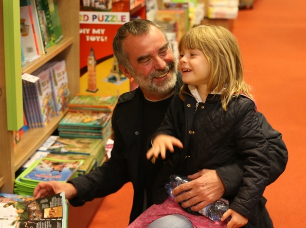 Nedávno vzal režisér svou dcerku do knihkupectví.