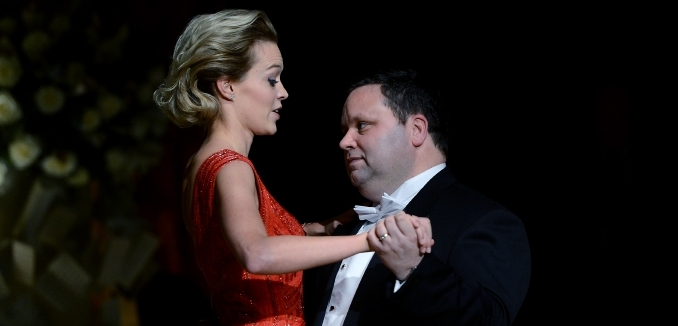 Hlavní host Paul Potts a ředitelka plesu Zuzana Vinzensová zahájili úvodním tancem Ples v opeře.