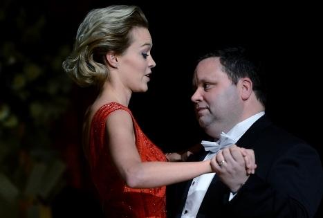 Hlavní host Paul Potts a ředitelka plesu Zuzana Vinzensová zahájili úvodním tancem Ples v opeře.