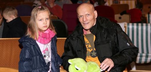 Petr Jákl vzal na film vnučku Sofinku.
