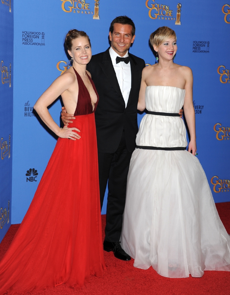 Jennifer s kolegy z filmu Špinavý trik. Uprostřed je Bradley Cooper, se kterým hrála ve snímku Terapie láskou, za který dostala Oscara.
