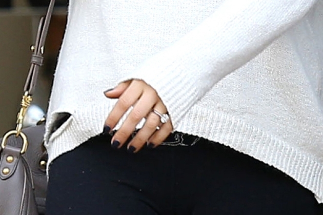 Mila má sice prsten za miliony, na svetru má ale pořádnou díru.