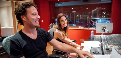 Mel C ve studiu se slovenským zpěvákem Peterem Aristonem.