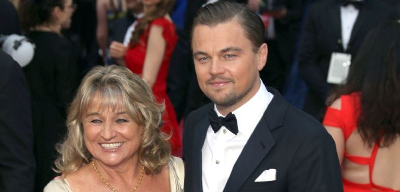 Leonardo DiCaprio v doprovodu maminky na letošním udílení Oscarů.