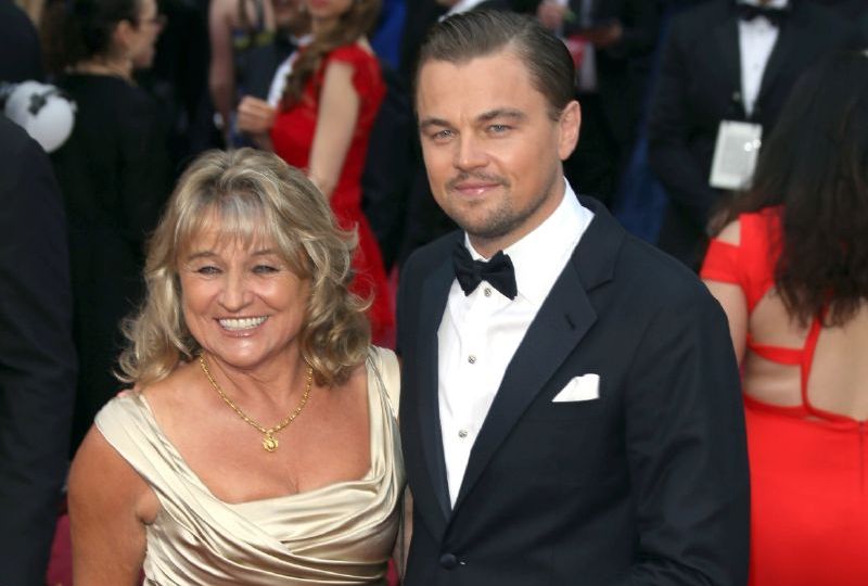 Leonardo DiCaprio v doprovodu maminky na letošním udílení Oscarů.