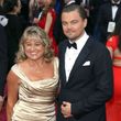 Leonardo DiCaprio v doprovodu maminky na letošním udílení Oscarů.
