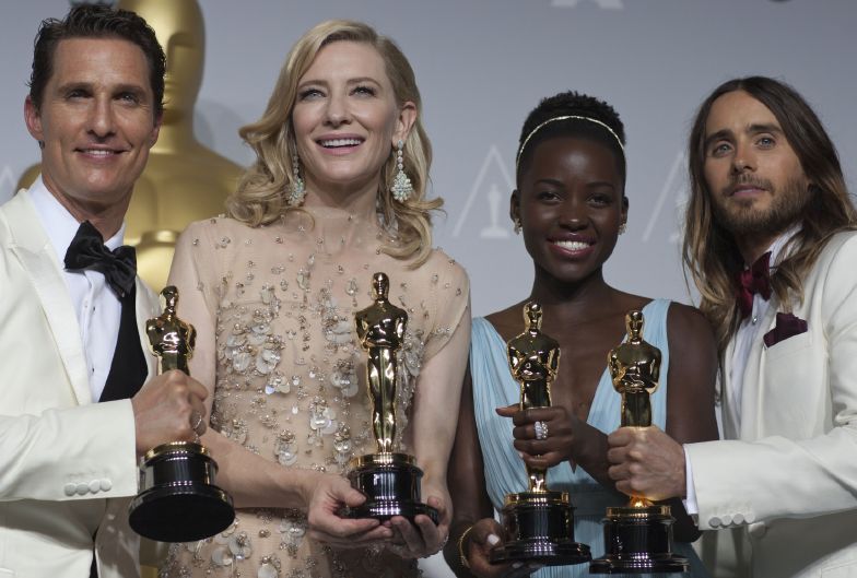 Oscarová láska: Lupita Nyong’oová druhá zprava) a Jared Leto (zcela vpravo).