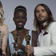 Oscarová láska: Lupita Nyong’oová druhá zprava) a Jared Leto (zcela vpravo).