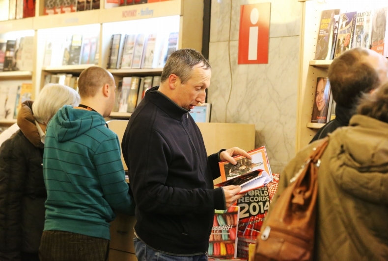Klaus mladší si v knihkupectví asi rád čte.