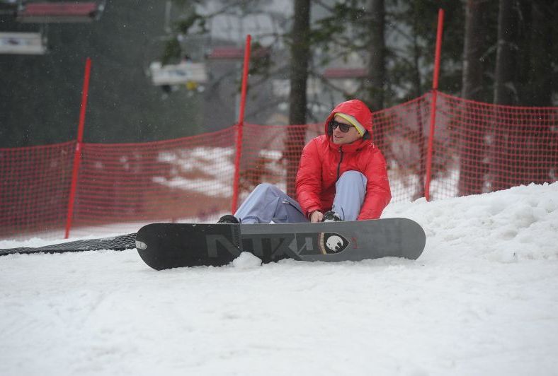 Jakub Prachař na snowboardu.