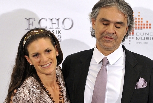 Andrea Bocelli s o čtvrt století mladší Bertiovou žije od rozvodu se svou první manželkou v roce 2002.