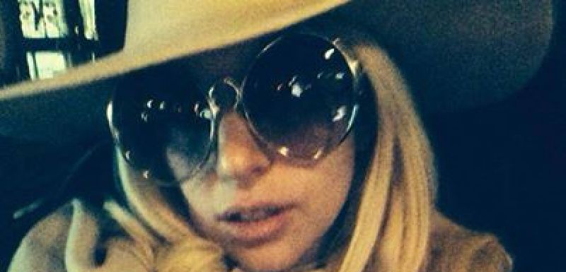 Lady Gaga na aktuální fotce z Facebooku připomíná svými velkými brýlemi Naďu Urbánkovou.