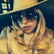 Lady Gaga na aktuální fotce z Facebooku připomíná svými velkými brýlemi Naďu Urbánkovou.