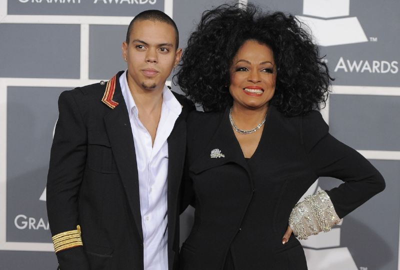 Diana Rossová se synem Evanem na udílení Cen Grammy v Los Angeles v roce 2012.
