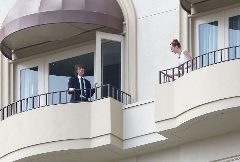 Jagger vyloudil na balkóně i úsměv.