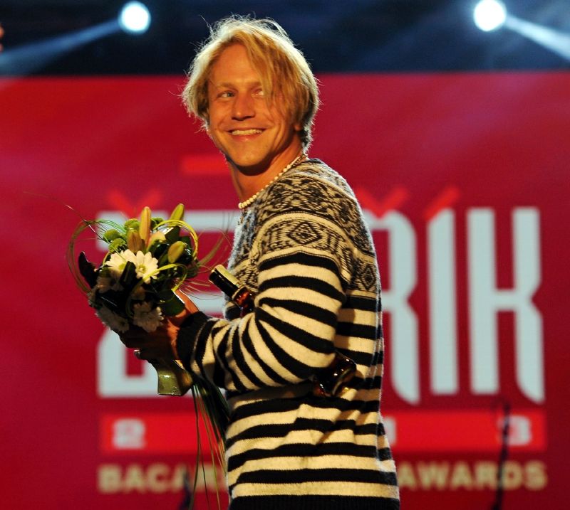 Zpěvák Tomáš Klus převzal 15. března v Plzni bronzovou sošku za vítězství v hlavní kategorii hudební ankety Žebřík za rok 2013