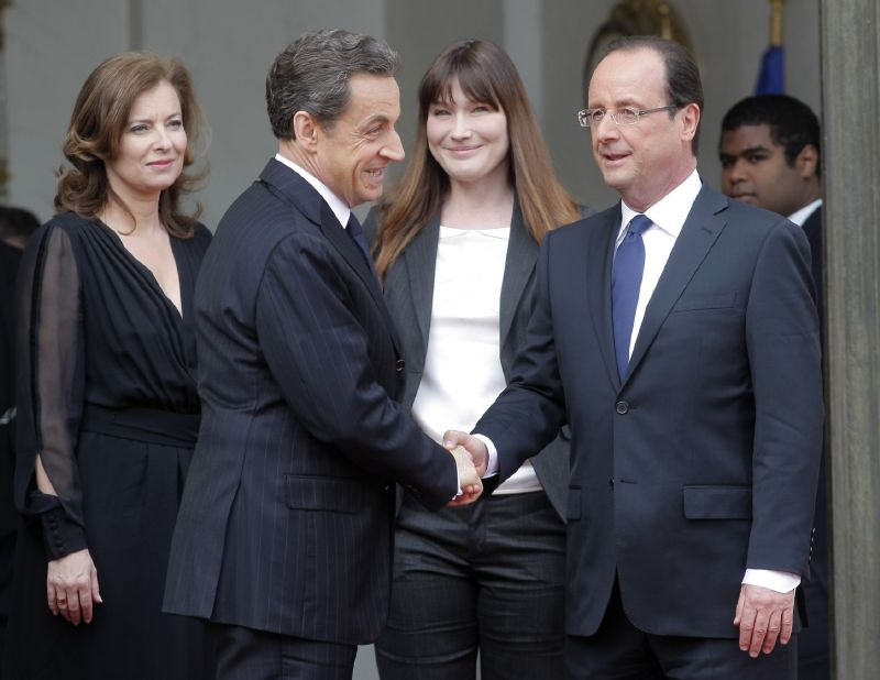 Francois Hollande při nástupu do úřadu prezidenta, manželka Valerie Trerwilerová je první zleva