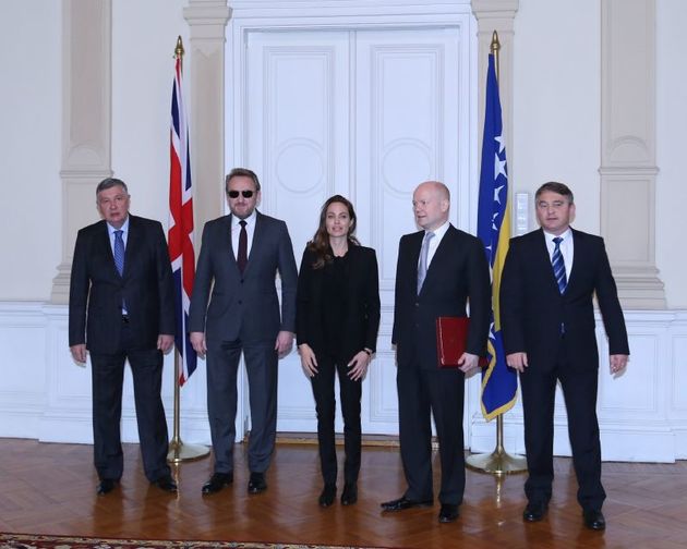 Angelina Jolie v doprovodu britského ministra zahraničí Williama Haguea dnes v Sarajevu 