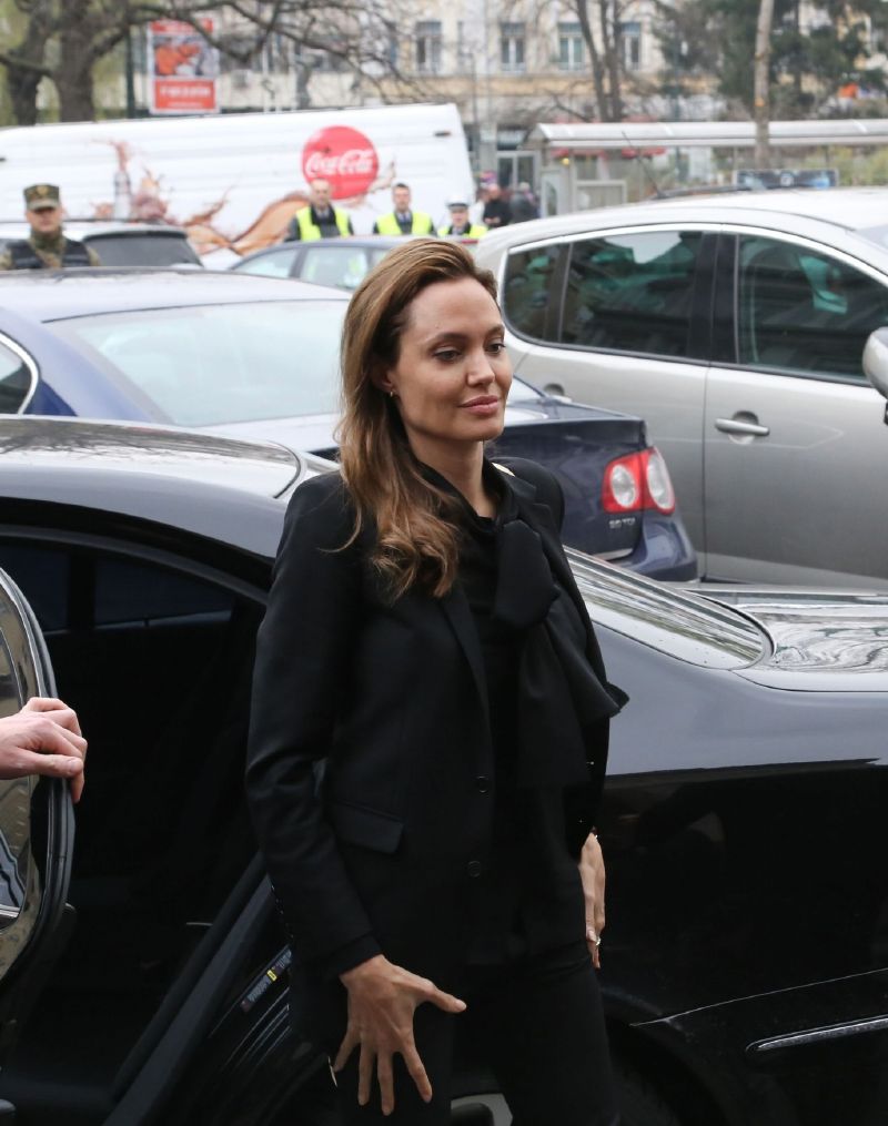 Angelina Jolie se v památníku Potočari nedaleko Srebrenice neubránila slzám