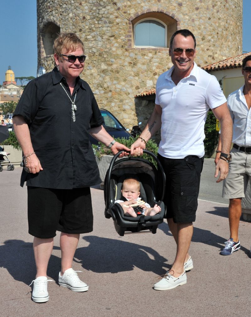 Elton John vychovává s Davidem Furnishem dva syny, které jim porodila náhradní matka.