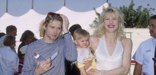 S partnerem Kurtem Cobainem a dcerou Frances Bean v roce 1993 v Hollywoodu na cestě na předávání cen MTV.