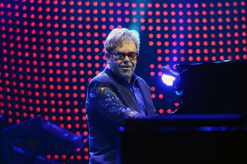 Elton John na koncertě v Praze v prosinci 2013