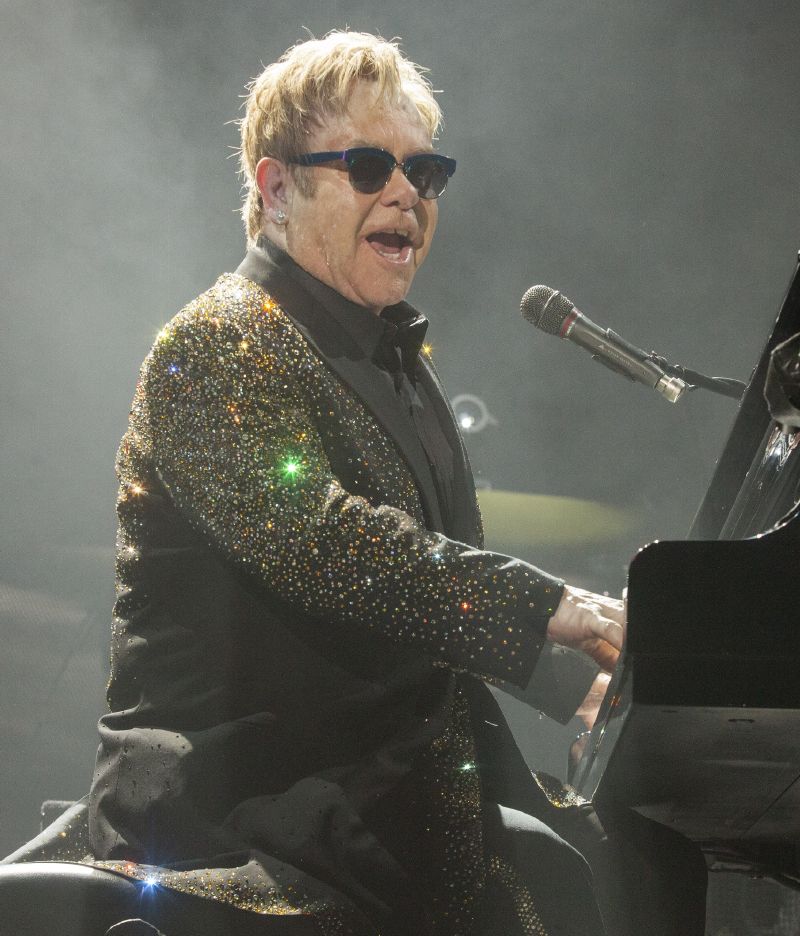 Elton John se brání novým technologiím. Má radši tištěné knihy a hudbu radši poslouchá z vinylových desek