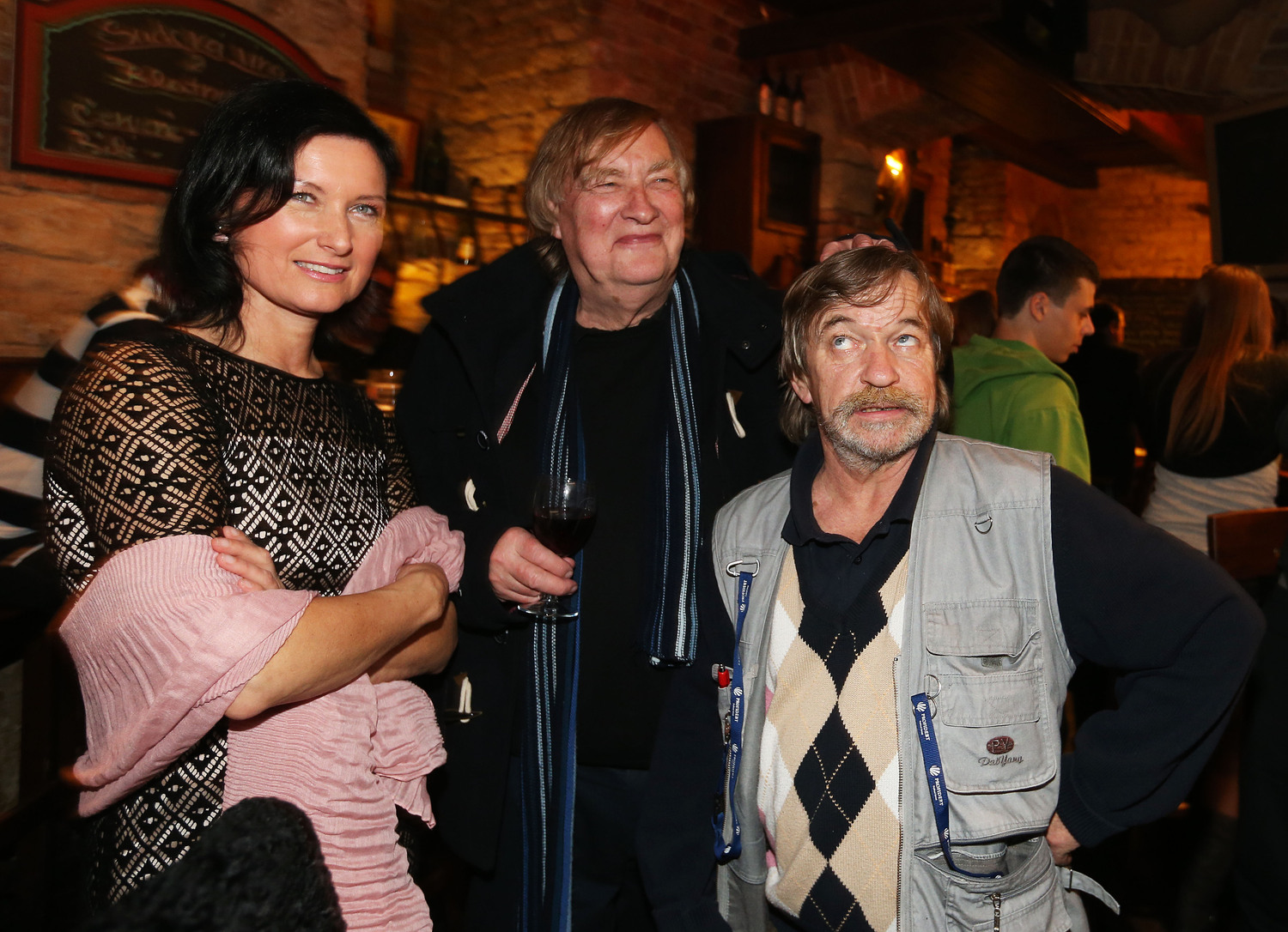 Režisér filmu Vít Olmer se svou ženou a s Romanem Skamene, který ve filmu hraje veksláka.