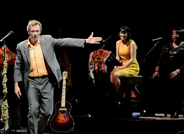 Hugh Laurie je úspěšný nejen jako herec, ale i jako zpěvák.