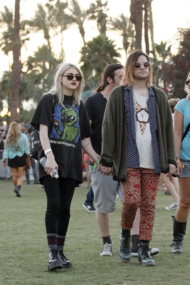 Frances Bean Kobainová a snoubenec Isaiah Silva na festivalu v Coachella Valley.