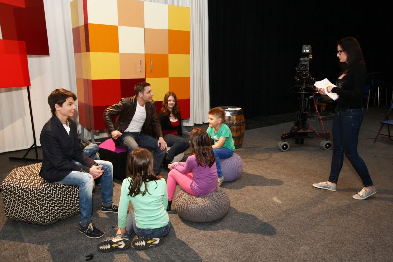 Martin během natáčení s dětmi ve studiu "Ty Vago".