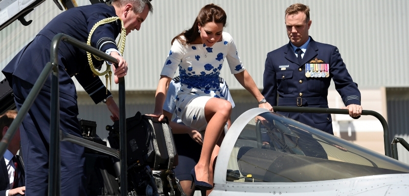 Vévodkyně Kate si obratně poradila s nasednutím do kokpitu stíhačky.
