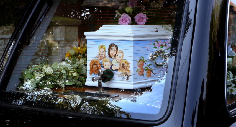 V kostele v anglickém hrabství Kent se v pondělí uskutečnil pohřeb nedávno zesnulé pětadvacetileté Peaches Geldofové.
