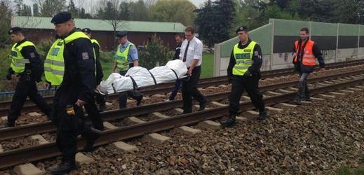 Iveta Bartošová skočila pod vlak v pražské Uhříněvsi. Z místa neštěstí její tělo odnesli policisté.