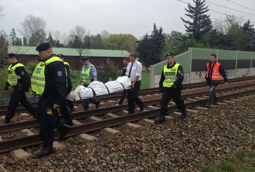 Iveta Bartošová skočila pod vlak v pražské Uhříněvsi. Z místa neštěstí její tělo odnesli policisté.