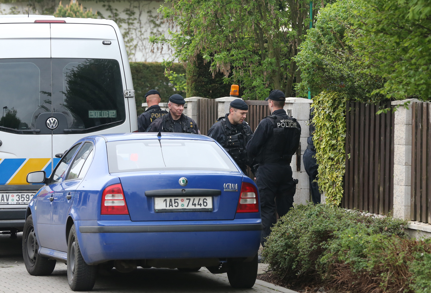 Policisté nakráčeli do domu Ivety Bartošové.