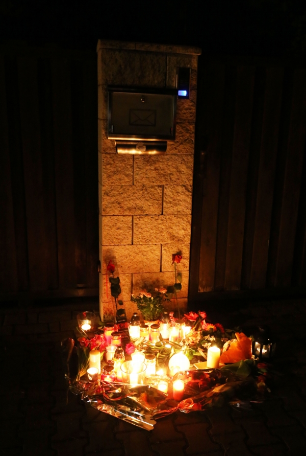 Dům Ivety Bartošové byl už včera večer úplně obsypaný svíčkami.