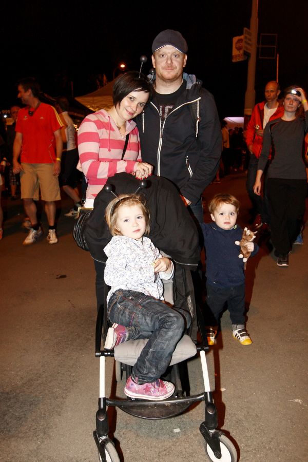 Herec David Novotný se svou rodinkou.