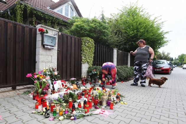 Před domem zpěvačky se stále shlukují fanoušci a nosí svíčky a květiny.